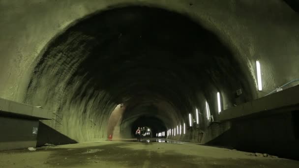 Интерьер тоннеля с рабочими — стоковое видео