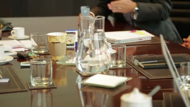 Funcionários que têm uma reunião sobre café — Vídeo de Stock