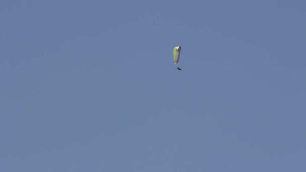 Paraglider av två personer skärmflygning — Stockvideo