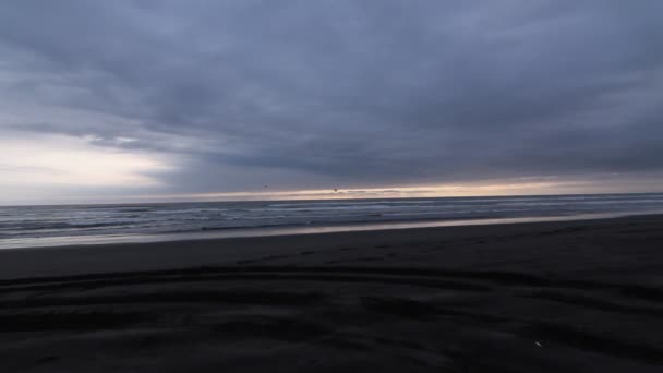 Camión en la costa al atardecer — Vídeos de Stock