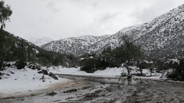 Estrada nevada na colina — Vídeo de Stock