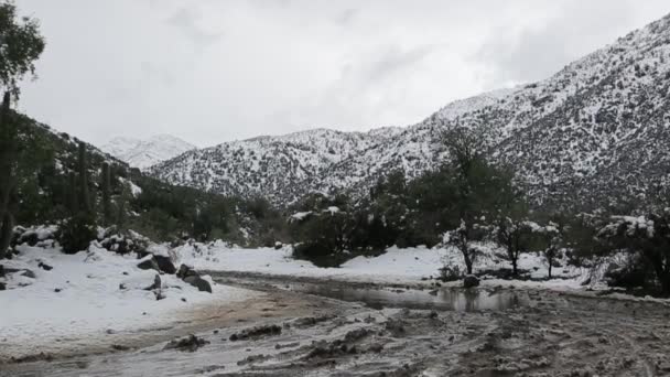 Strada innevata sulla collina — Video Stock