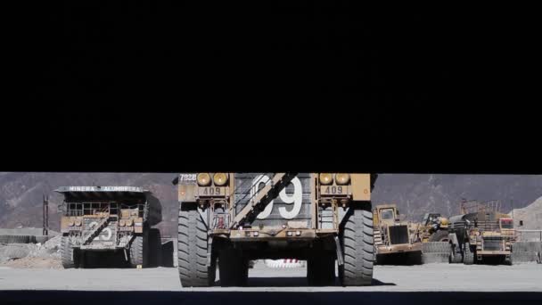 Camiones volquete de minería pesada conducción — Vídeo de stock
