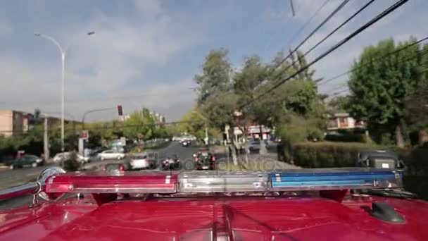 Calle detrás de las luces del camión de bomberos — Vídeo de stock