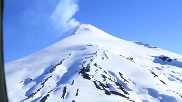 Pico coberto de neve de um vulcão — Vídeo de Stock