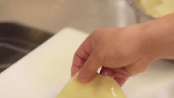 Le mani dello chef che prendono le lasagne — Video Stock