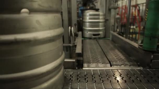 Beer keg on belt — Stock Video