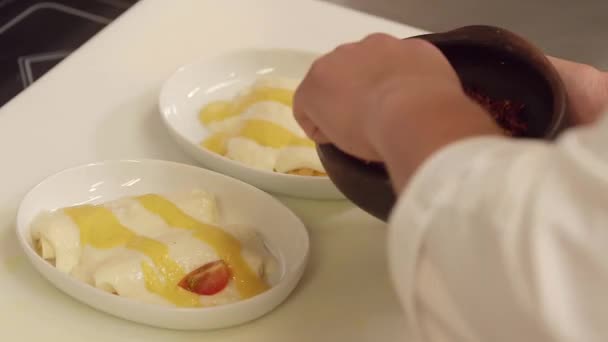 Cherry tomatoes on on pasta dish — Stock Video