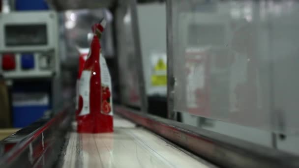 Tašky kečup na dopravní pás — Stock video