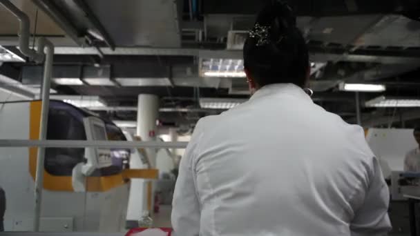 Trabalhadores que trabalham em laboratório — Vídeo de Stock