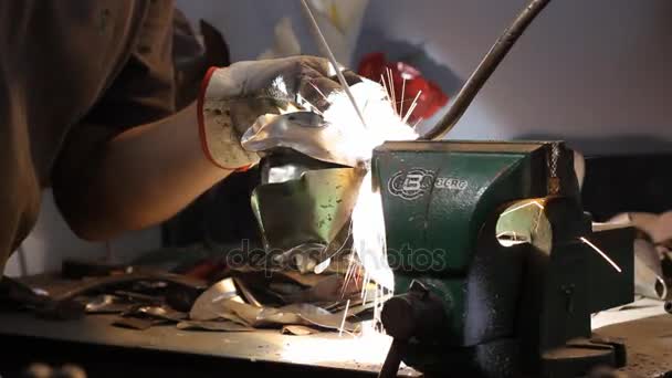Male welder at work — Stock Video
