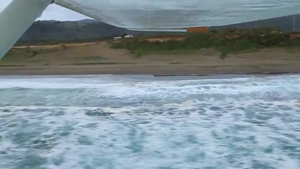 Κύματα όπως συντριβή στην παραλία — Αρχείο Βίντεο