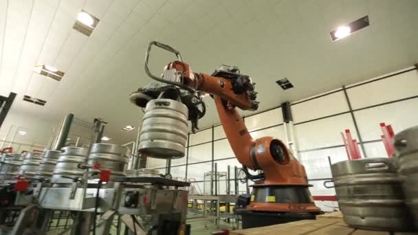 Máquina de manipulação de barris de cerveja — Vídeo de Stock