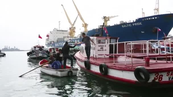 People enter passenger boat — Stock Video