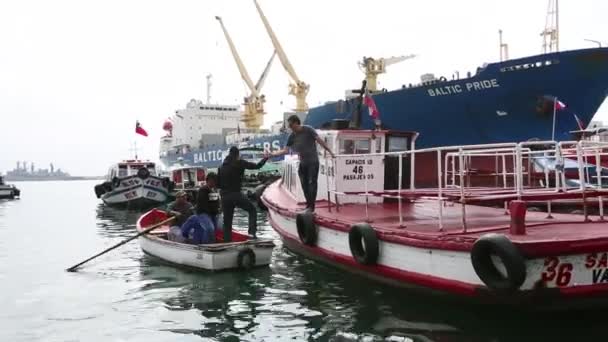 Pessoas entram no barco de passageiros — Vídeo de Stock