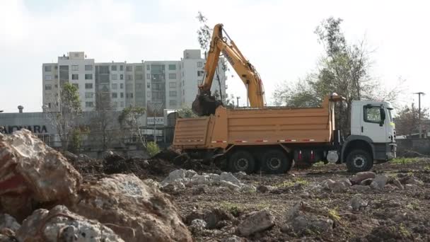 Escavadeira no canteiro de obras — Vídeo de Stock