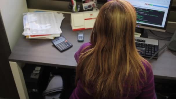 Mujer hablando por teléfono en la oficina — Vídeos de Stock