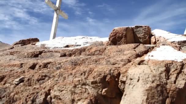 岩の上のクロスのミディアム ショット — ストック動画
