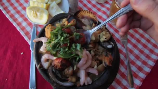 Plato de mariscos que se come — Vídeo de stock