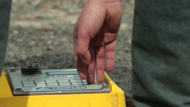 Machine pour tester la densité du sol — Video