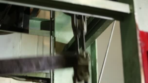 Máquina en el trabajo en una fábrica — Vídeos de Stock