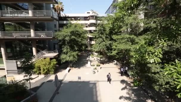 大学キャンパスのワイド ショット — ストック動画