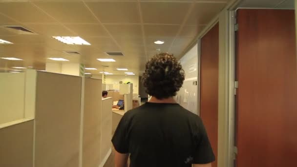 Homme marchant à travers le bureau — Video