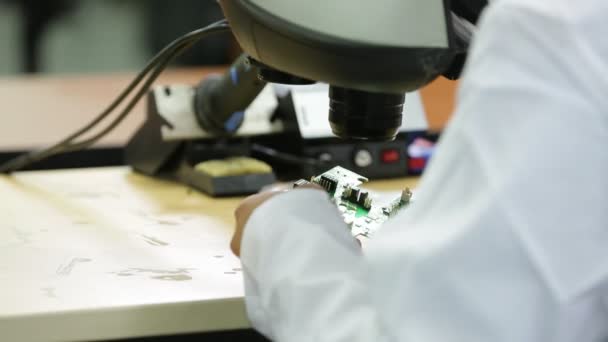 ingénieur travaillant sur dispositif électronique 