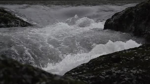 Течія річки з піною — стокове відео