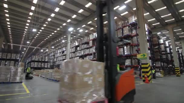 Vysokozdvižný vozík v skladiště — Stock video