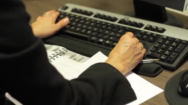 Mujer usando teclado — Vídeo de stock