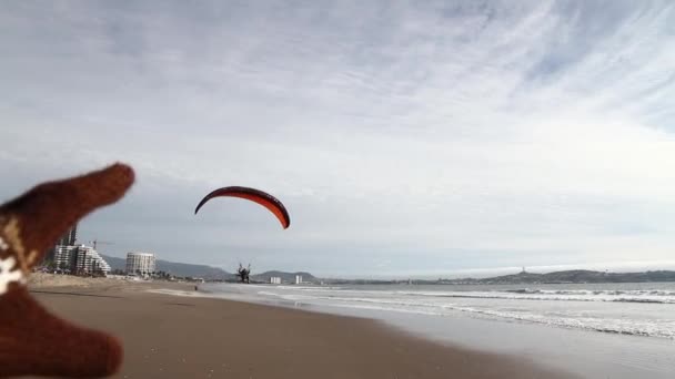 Parapente despegando de la playa — Vídeos de Stock