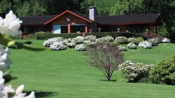 Casa de campo y flores — Vídeos de Stock