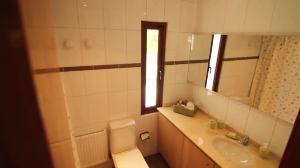 Interiér koupelny v domě — Stock video