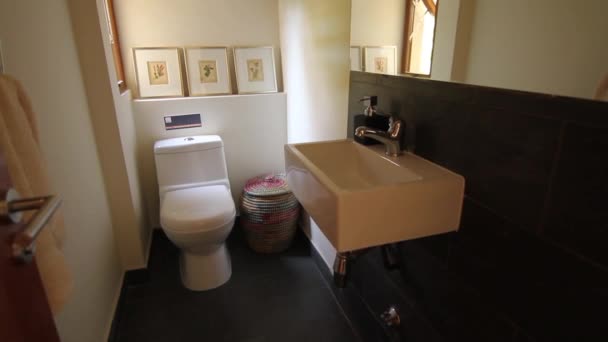 Inredning av badrum i huset — Stockvideo