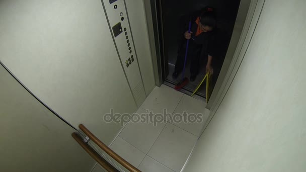 Limpiador interior ascensor — Vídeos de Stock