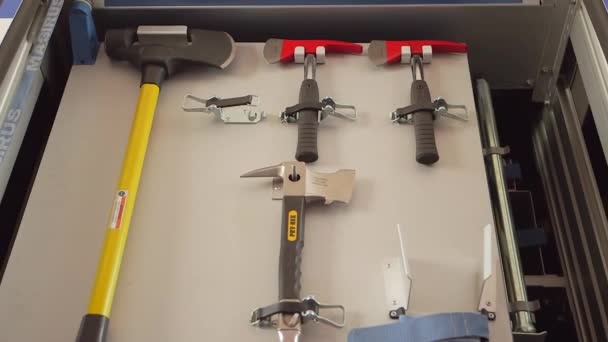 Werkzeuge in einem Geschäft ausgestellt — Stockvideo