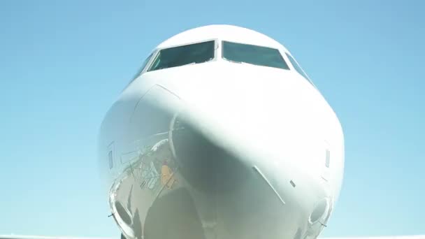 Vliegveld Runway Een Werknemer Gebruikt Twee Verlichte Stokken Een Vliegtuig Stockvideo's