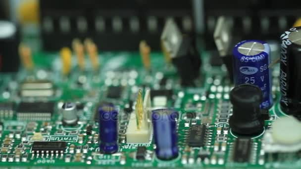 Transistors en kabels aan boord — Stockvideo