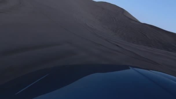 Truck on sand dunes — Stock Video