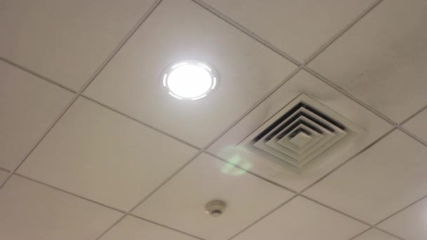 Детектор дыма на потолке — стоковое видео