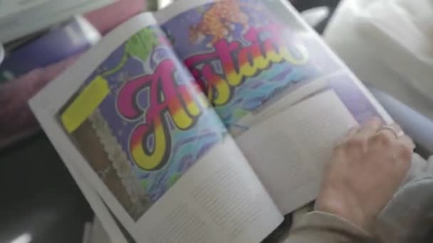 Mujer leyendo revista de moda — Vídeo de stock