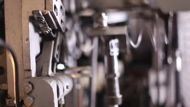 Machine à fabriquer des ressorts dans une usine — Video