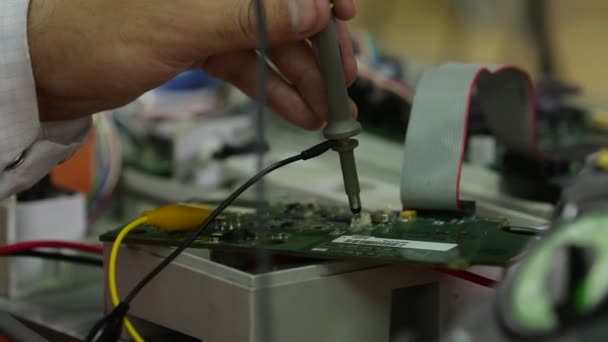 エンジニアから電圧計のテスト — ストック動画