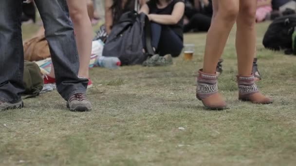 Publiek benen op festival — Stockvideo