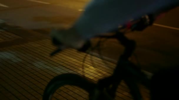青年骑自行车在晚上 — 图库视频影像