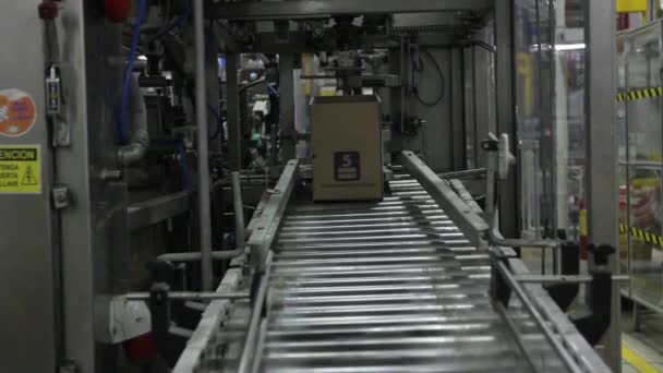 Коробка на конвейере — стоковое видео