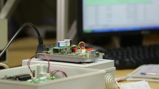 Mérnök dolgozik a elektronikus berendezés — Stock videók