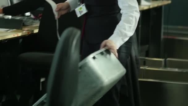 Trabalhador do aeroporto deixa uma bagagem — Vídeo de Stock