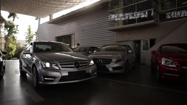 Autó kereskedések húzza — Stock videók
